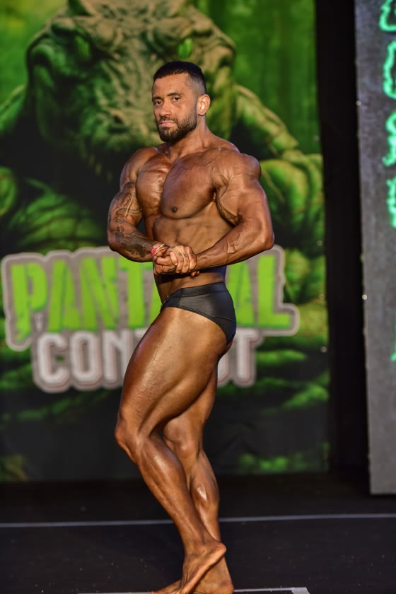 Diego Campos em pose lateral de peito no campeonato